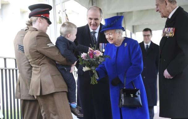 英女王出席活动 献花的孩子闹别扭了