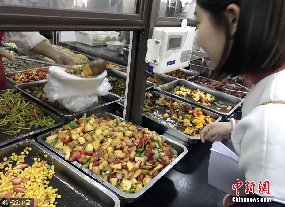 郑州一高校食堂推出8元黑暗料理 女生排队尝鲜
