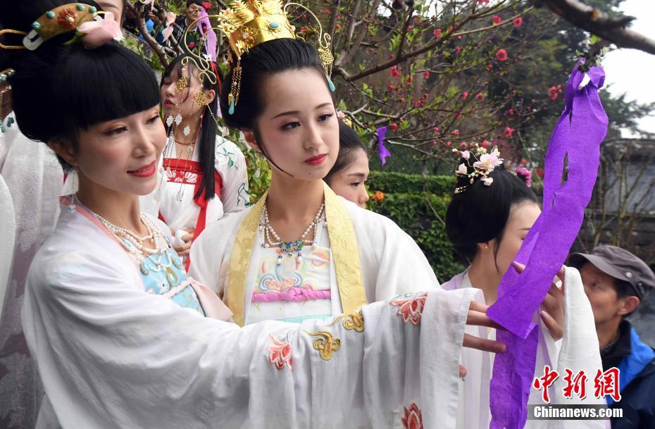 北京汉服爱好者庆祝传统“花朝节”
