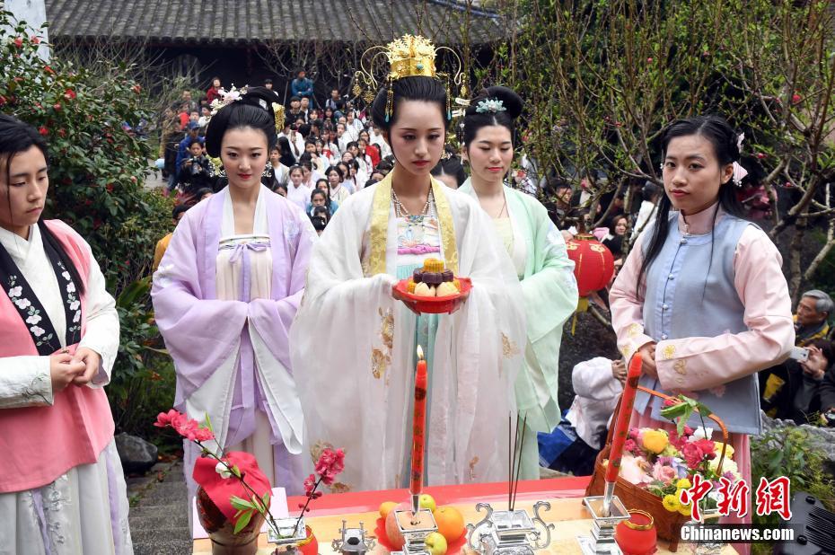 北京汉服爱好者庆祝传统“花朝节”