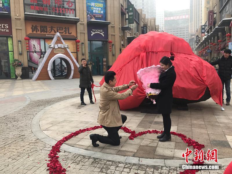 新疆男子花百万元购33吨“陨石”向女友成功求婚