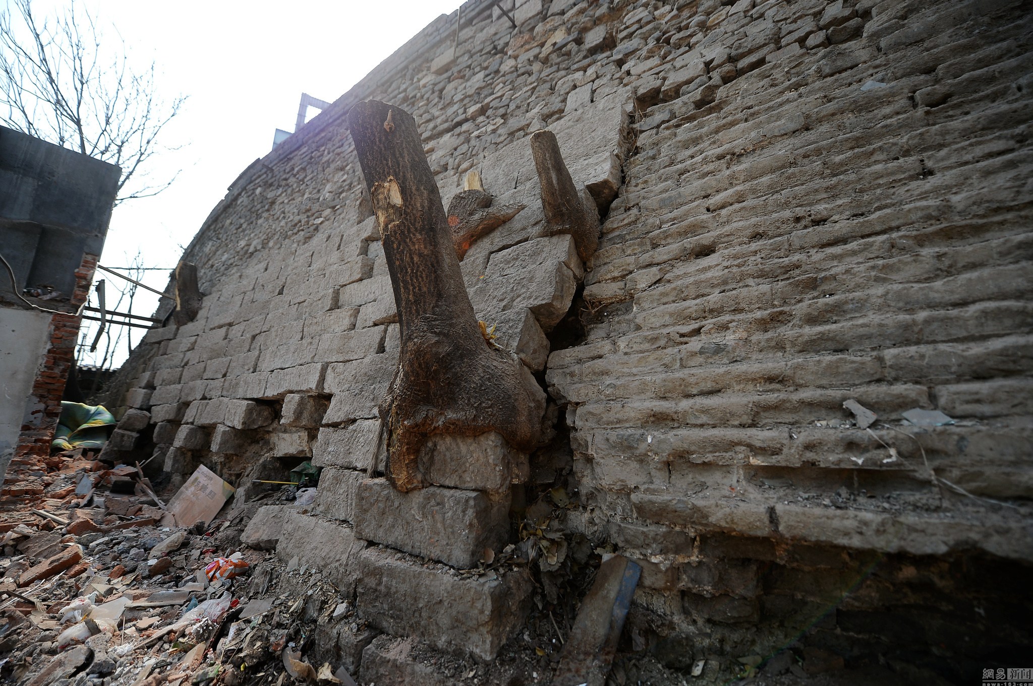 济南拆除违章建筑露出600岁古城墙