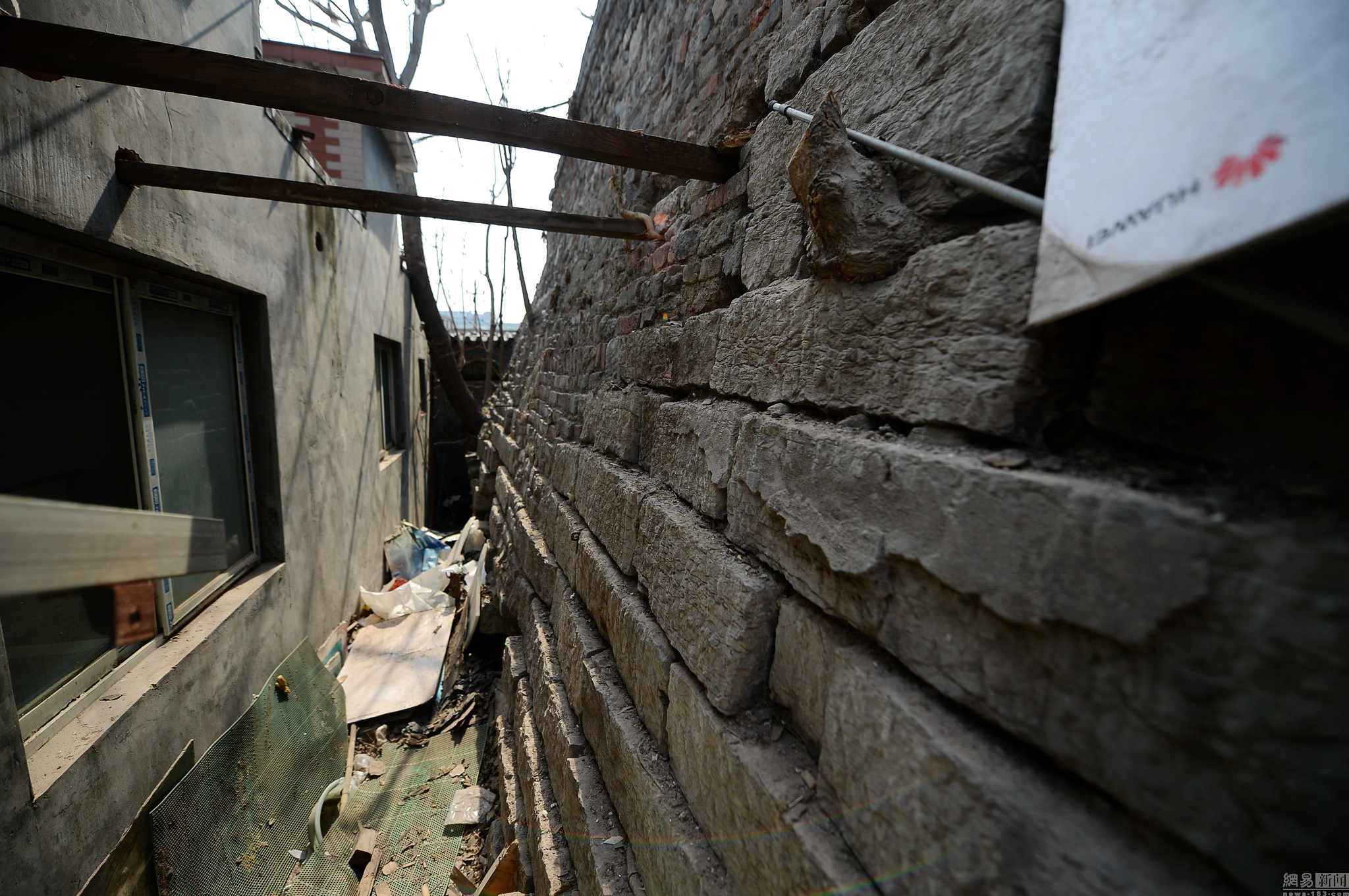 济南拆除违章建筑露出600岁古城墙