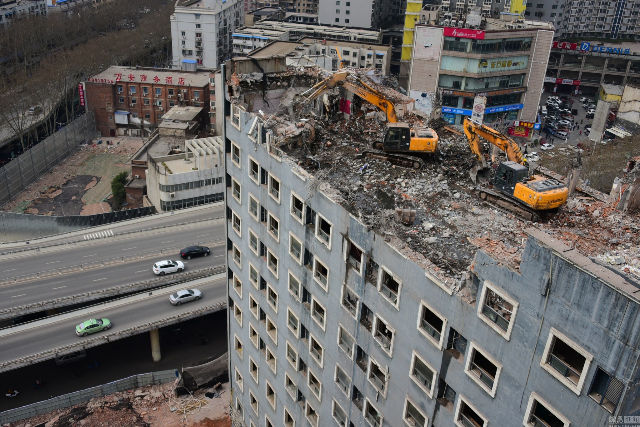 郑州两台挖掘机“爬”上楼顶赶工期