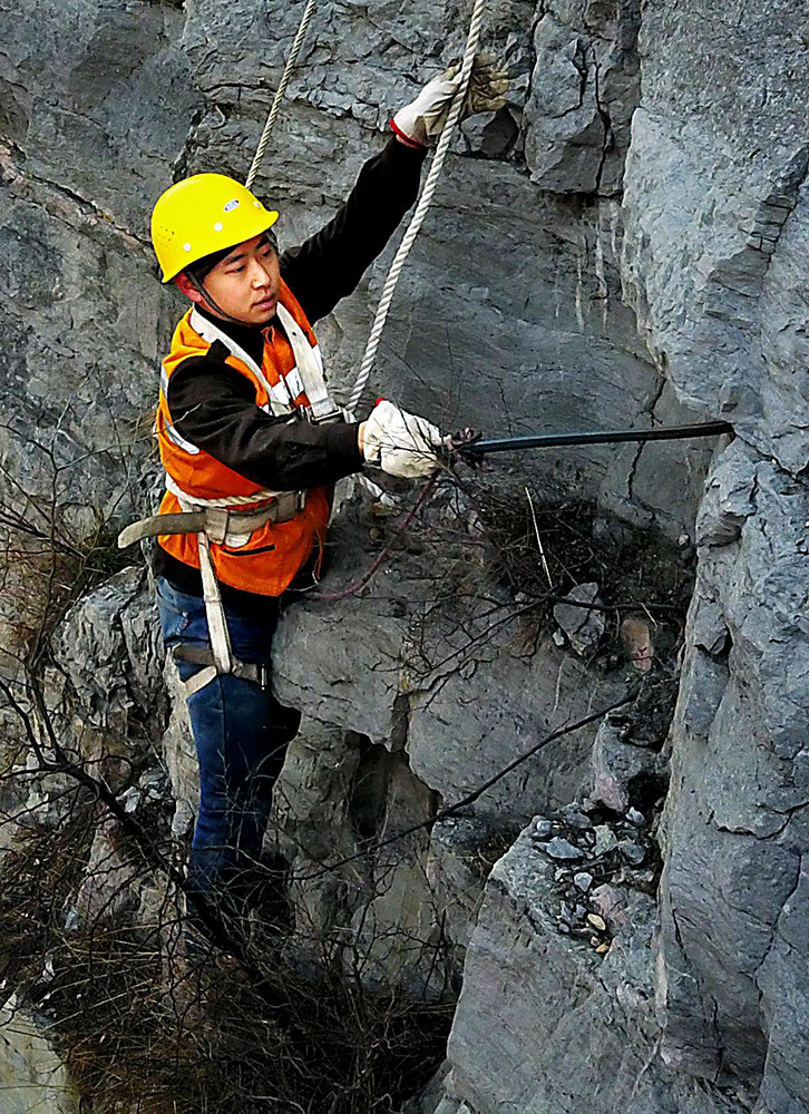 郑州“铁道卫士”绝壁捅山