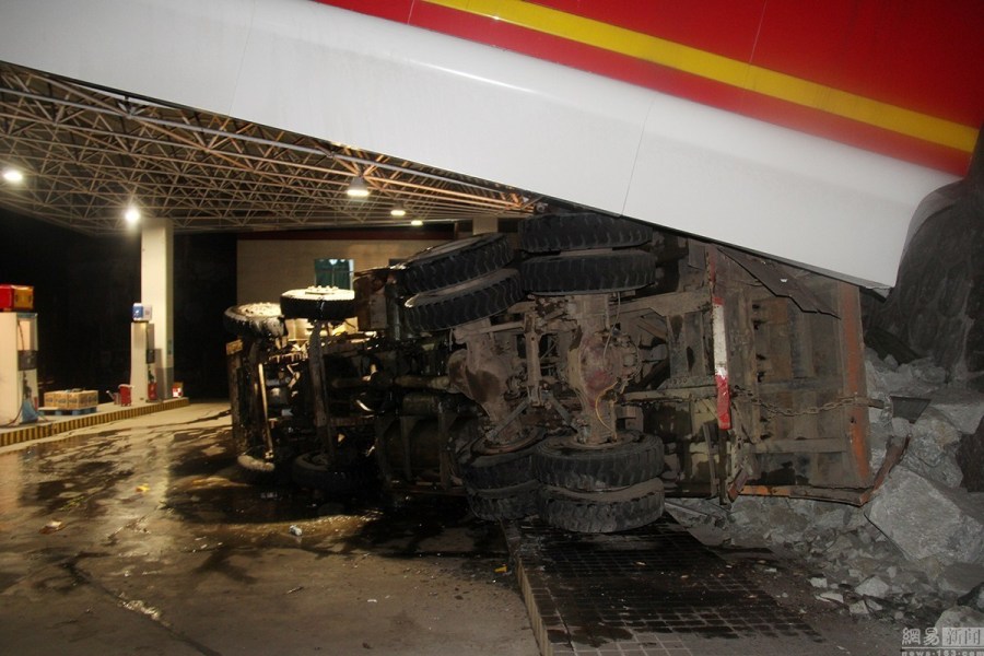 四川攀枝花一卡车失控撞倒加油站 棚顶倾斜坍塌