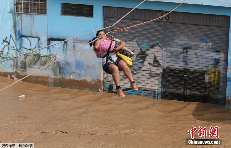 秘鲁洪灾惊险一幕 被困民众利用绳索洪水中突围