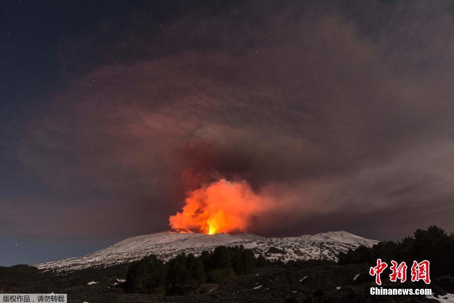 意大利火山持续喷发 胆大游客近距离围观