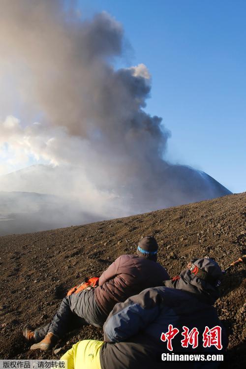 意大利火山持续喷发 胆大游客近距离围观