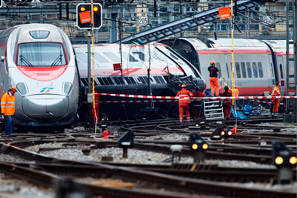 瑞士火车脱轨事故 车身侧翻在轨道造成7人受伤