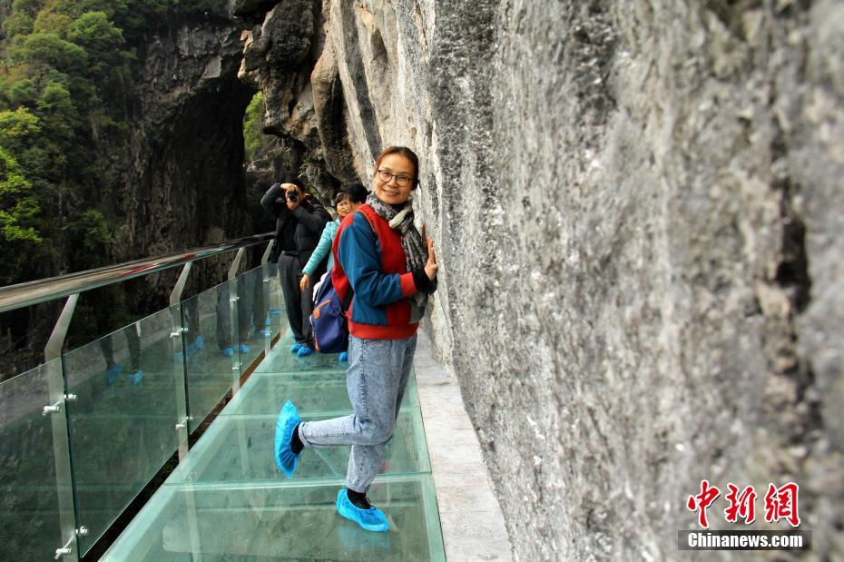 广西最长玻璃栈道建在崖壁上 最高悬空60米