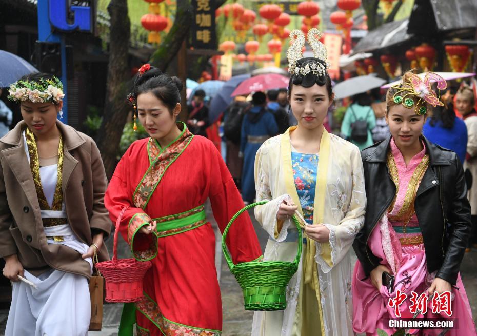 万人齐穿越 杭州一景区上万游客同穿古装体验穿越