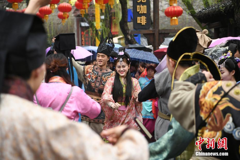 万人齐穿越 杭州一景区上万游客同穿古装体验穿越