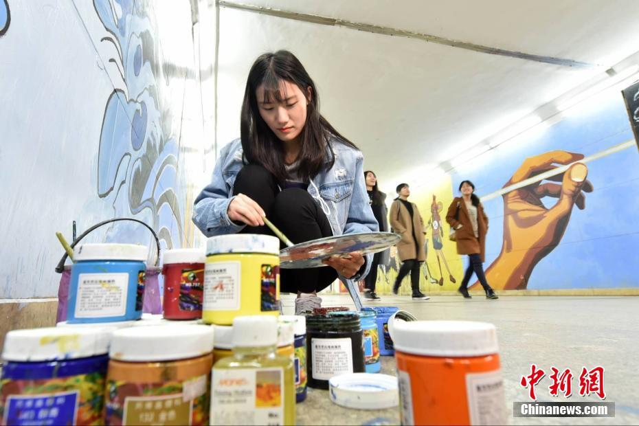 常州大学生提笔校园地下通道绘制“创想隧道”