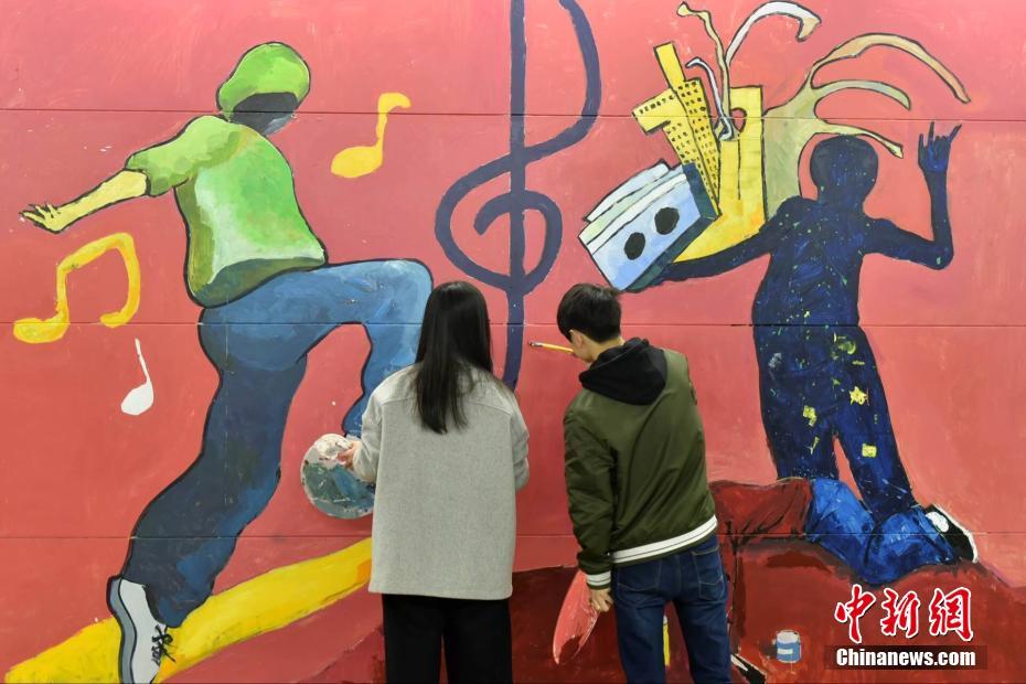 常州大学生提笔校园地下通道绘制“创想隧道”