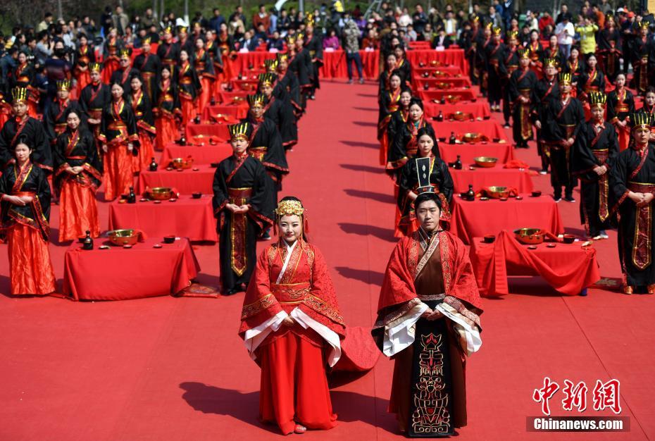 安徽36对新人举行汉式集体婚礼 再现古韵之美