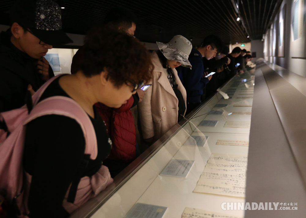 故宫博物院藏品三年清理核对成果展吸引游客