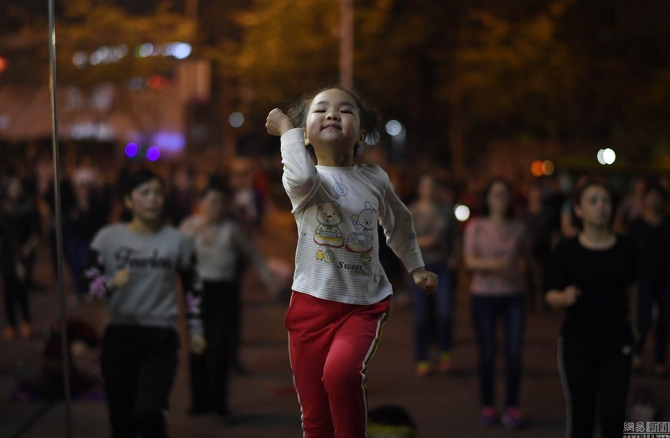 5岁小姑娘每晚领大人跳广场舞 有上百粉丝