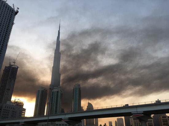 迪拜大火 全城被浓烟笼罩