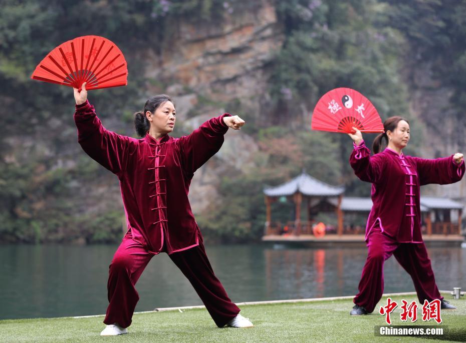 清明时节春色美 太极舞动宝峰湖