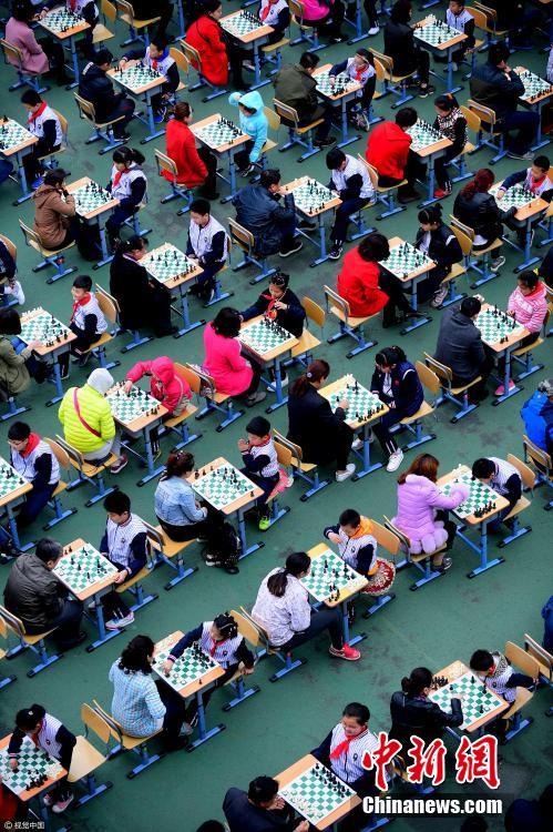 沈阳一小学千人对弈国际象棋 场面壮观如棋盘