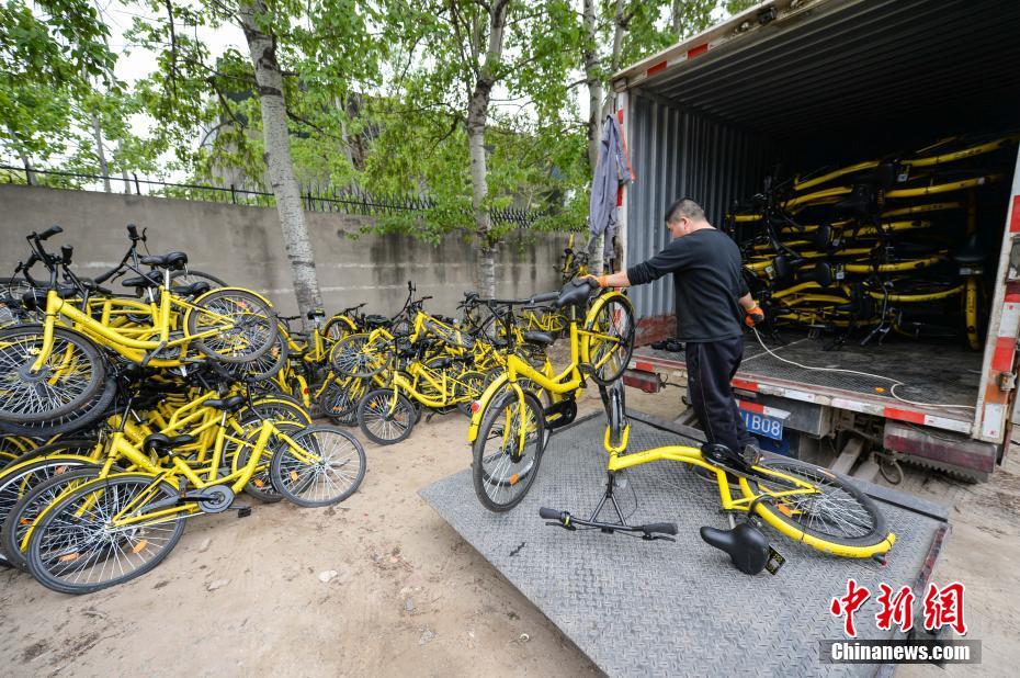 北京受损共享单车堆积如山 工人“修不过来”