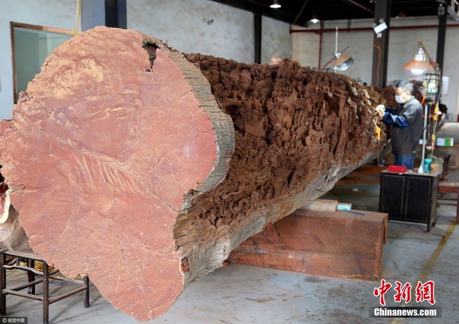 巧工匠耗时7年雕刻18米红木《清明上河图》