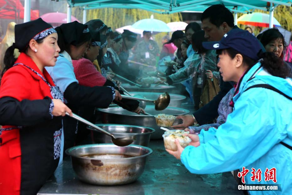 村姑包野菜饺子免费送 千人冒雨排队吃