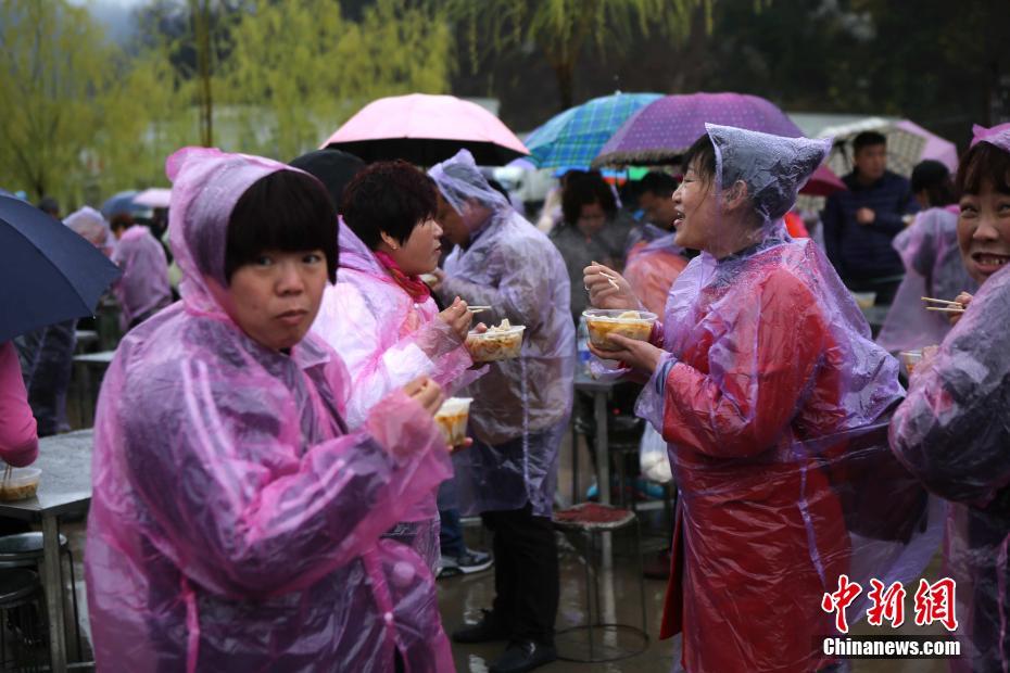 村姑包野菜饺子免费送 千人冒雨排队吃