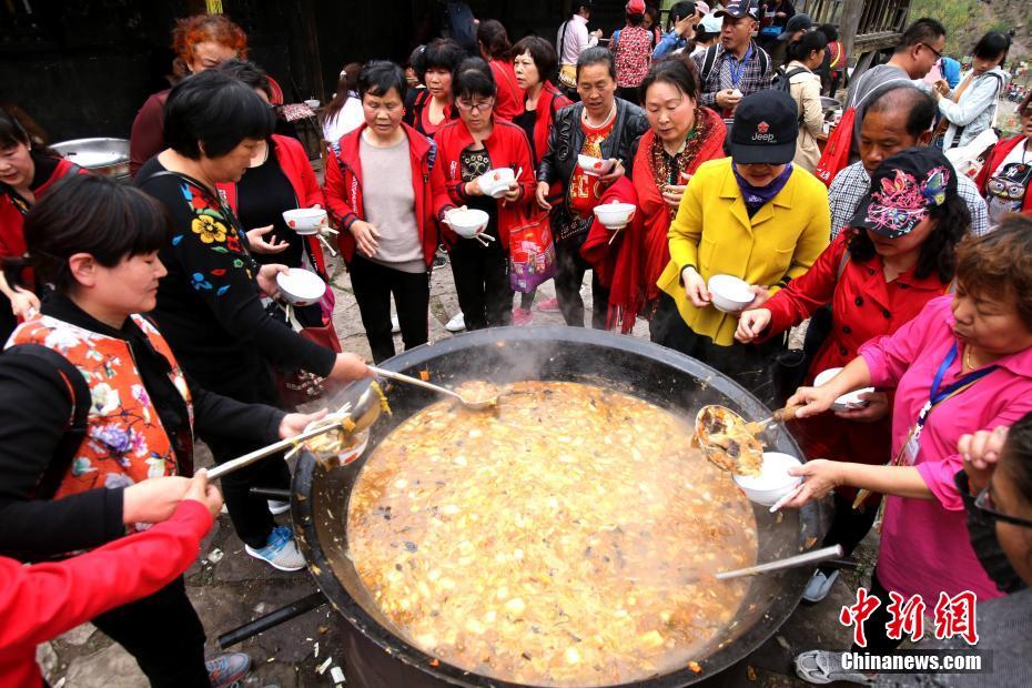 3000名民众吃自助“大锅饭” 感受部落生活