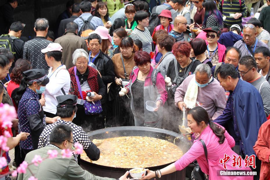 3000名民众吃自助“大锅饭” 感受部落生活