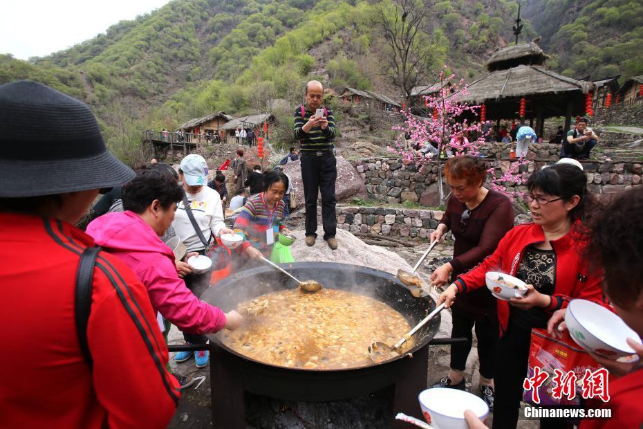 3000名民众吃自助“大锅饭” 感受部落生活