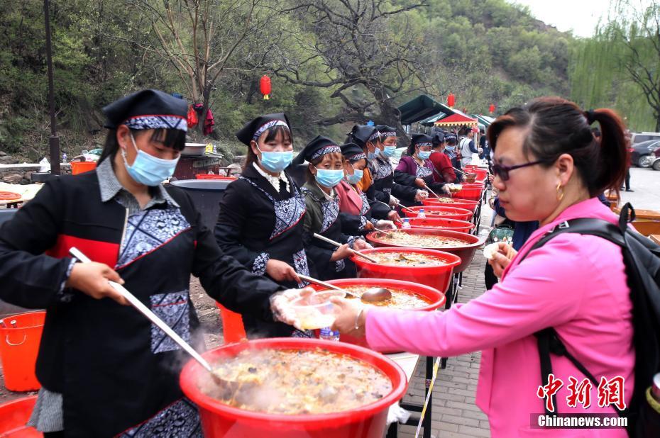 3000名民众吃自助“大锅饭” 感受部落生活