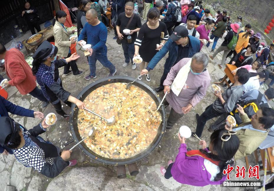 3000名民众吃自助“大锅饭” 感受部落生活