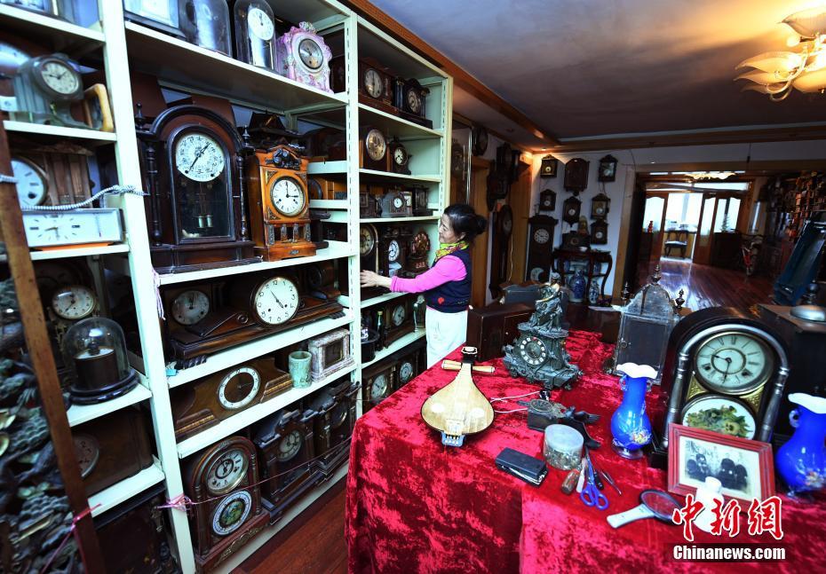吉林市民历时三十年收藏千余古董钟