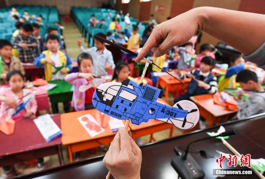 江西小学生亲手制作飞机火箭模型