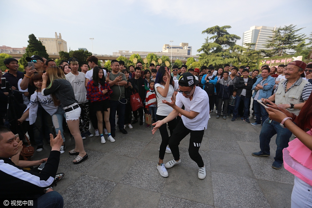 郑州尬舞转战其他公园遭千人围观