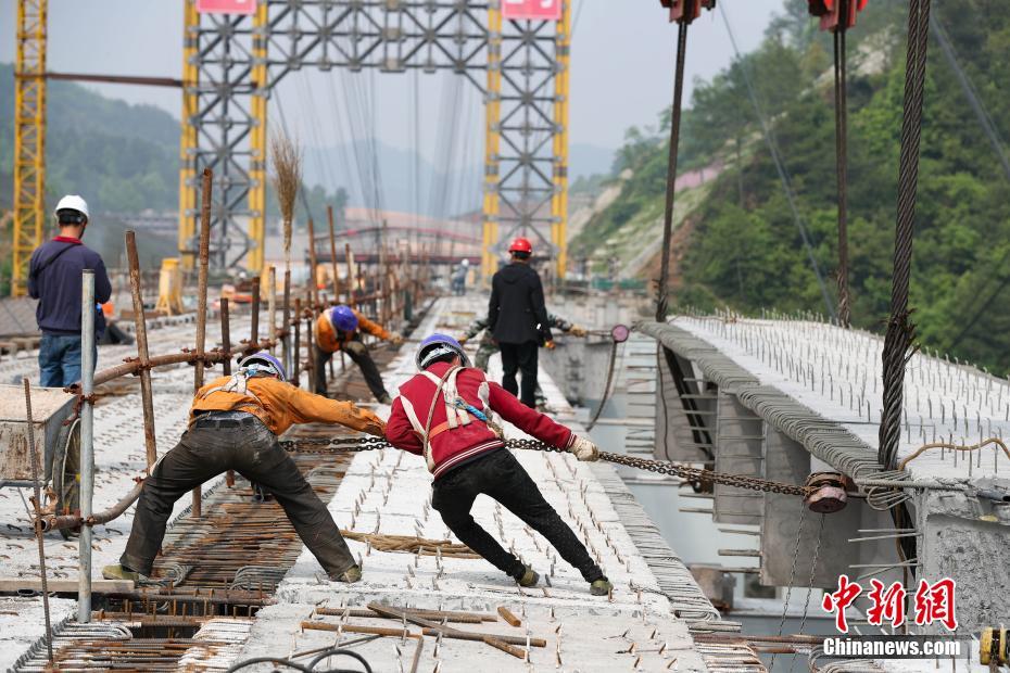 建设中的贵州香火岩特大桥