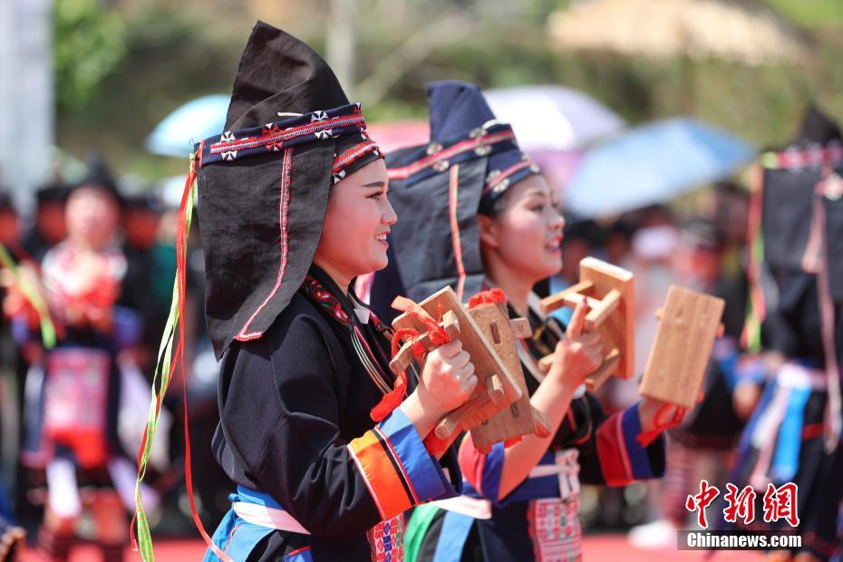 贵州紫云苗族民众盛装共庆传统节日“四月八”