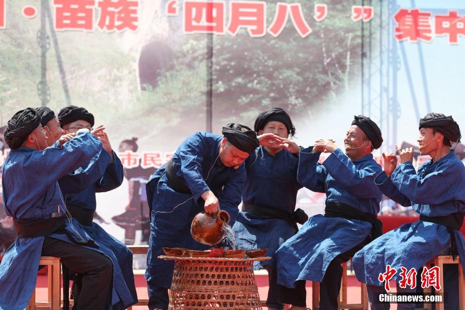 贵州紫云苗族民众盛装共庆传统节日“四月八”
