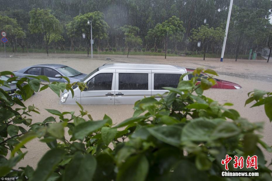 广州突降暴雨 轿车被淹几被没顶