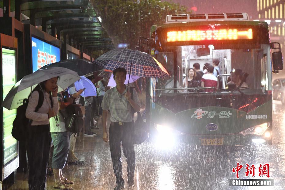 广东遭暴雨袭击 全省发布54个雷雨大风预警