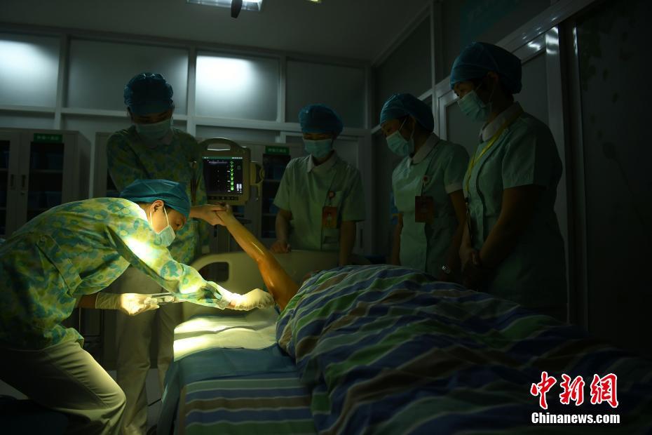 探访重庆一医院护士的日常护理工作