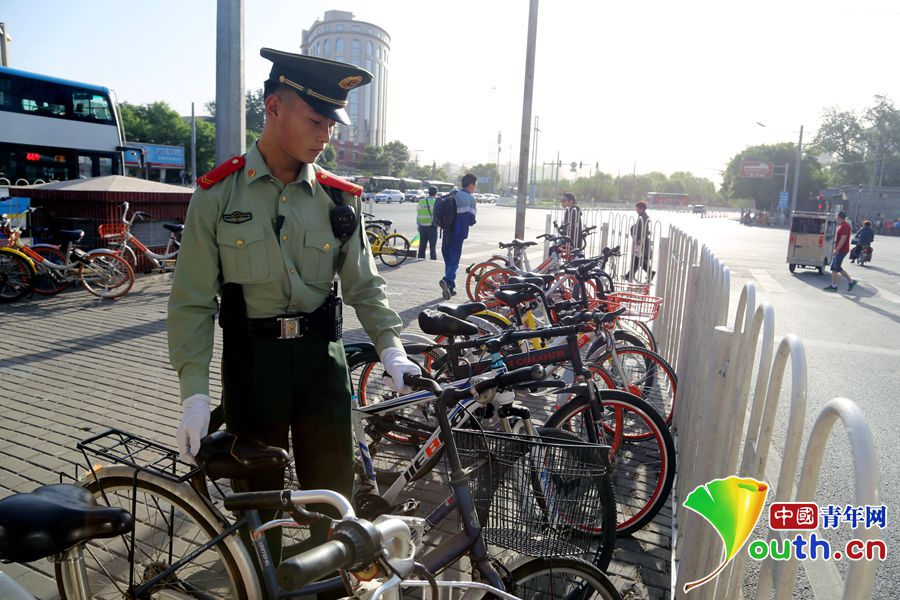 实录地铁哨兵的一天：站台走直线 站口摆放群众自行车
