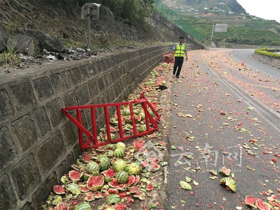 2.5吨西瓜碾成渣 高速路上残渣竟有150米长