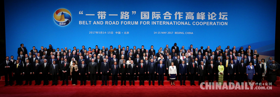 习近平同出席“一带一路”国际合作高峰论坛的代表们合影