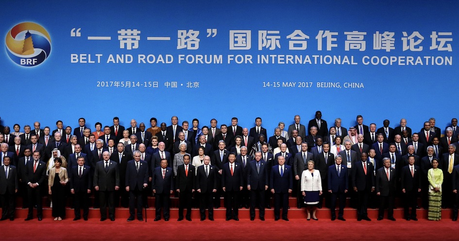 习近平同出席“一带一路”国际合作高峰论坛的代表们合影