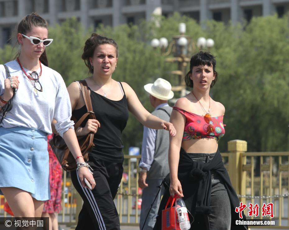 北京气温蹿升至32℃ 民众清凉出行