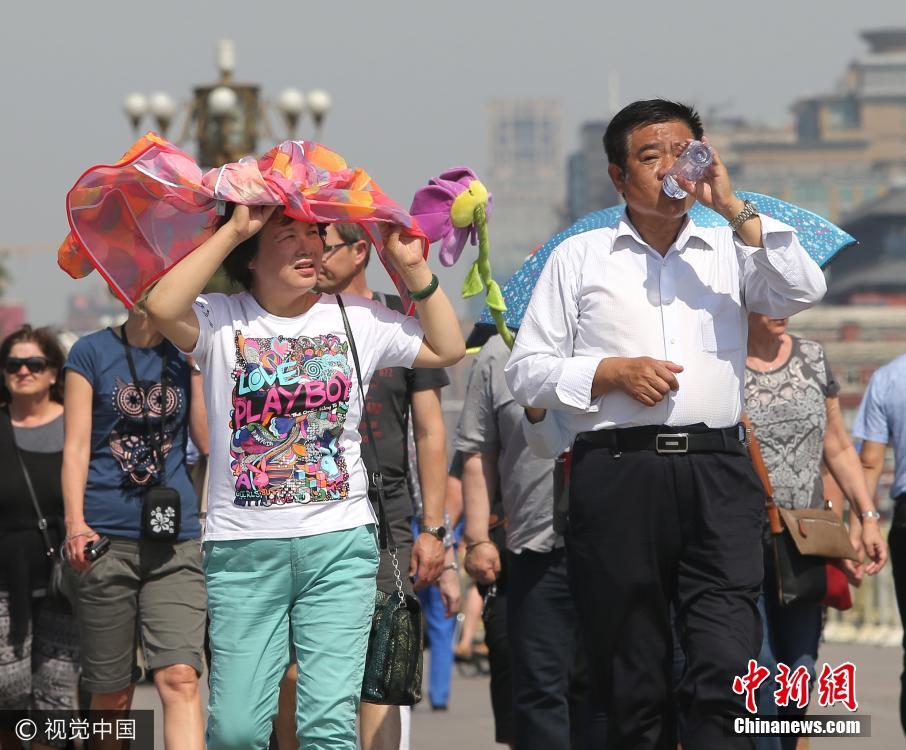 北京气温蹿升至32℃ 民众清凉出行