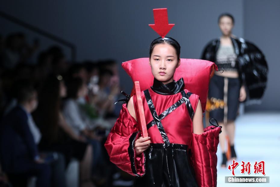 2017中国国际大学生时装周 另类元素引爆T台